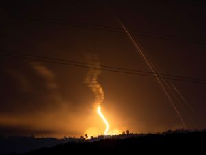 اكثر من 26 شهيدا بضربة جوية اسرائيلية استهدفت مبان سكنية في خانيونس