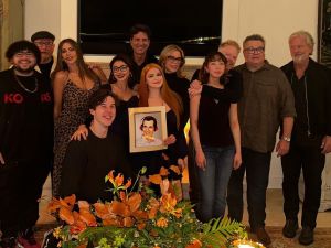Modern Family cast pose with Ty Burrell aka Phil’s photo. (Sofia Vergara (@sofiavergara) on Instagram)