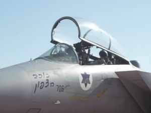 اسرائيل تقصف سوريا ردا على اطلاق صواريخ على الجولان المحتل