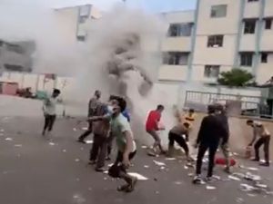 بالقيديو.. اسرائيل تقصف بالفسفور مدارس يحتمى فيها الاف النازحين في غزة