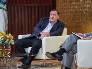 السفير البريطاني يشارك رؤاه العالمية في سلسلة جورجتاون لفعاليات استضافة سفراء 