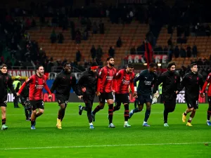 AC Milan's players celebrate at the end of the Serie A football match between AC Milan vs Fiorentina at San Siro stadium in Milan, on November 25, 2023. (Photo by Isabella BONOTTO / AFP)