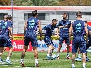 Argentina's forward Lionel Messi (C) controls the ball during a training session in Ezeiza, Buenos Aires Province, on November 20, 2023, ahead of the FIFA World Cup 2026 qualifier football match against Brazil. (Photo by ALEJANDRO PAGNI / AFP)
