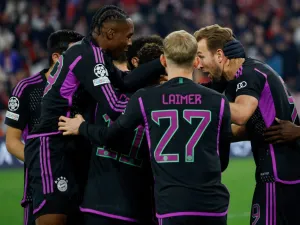 Bayern Munich's English forward #09 Harry Kane (R) celebrates scoring the opening goal with his teammates during the UEFA Champions League Group A football match between FC Bayern Munich and Galatasaray AS in Munich, southern Germany on November 8, 2023. (Photo by MICHAELA REHLE / AFP)