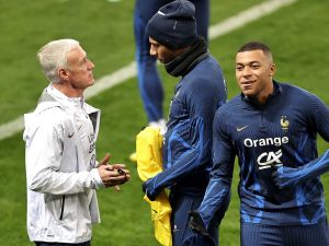 France's head coach Didier Deschamps (L) speaks with France's defender Jean Clair Todibo (C) next to France's forward Kylian Mbappe as they take part in a training session at the Allianz Riviera Stadium in Nice, southeastern France on November 17, 2023 on the eve of the UEFA Euro 2024 group B qualifying match between France and Gibraltar. (Photo by FRANCK FIFE / AFP)