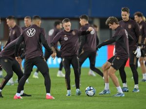 Germany's players including Germany's midfielder #13 Thomas Mueller and Germany's midfielder #17 Florian Wirtz (C) take part in a training session of Germany's national football team in Vienna on November 20, 2023, on the eve of the international friendly football match between Austria and Germany. (Photo by Joe Klamar / AFP)