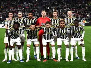 Juventus‘ team players pose during the Italian Serie A football match Juventus vs Hellas Verona at the “Allianz Stadium” in Turin on October 28, 2023. (Photo by MARCO BERTORELLO / AFP)