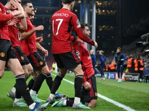 Manchester United's Portuguese midfielder #08 Bruno Fernandes (R) celebrates with team mates after scoring the 2-3 from a penalty kick during the UEFA Champions League Group A football match between FC Copenhagen and Manchester United FC in Copenhagen, Denmark on November 8, 2023. (Photo by Jonathan NACKSTRAND / AFP)