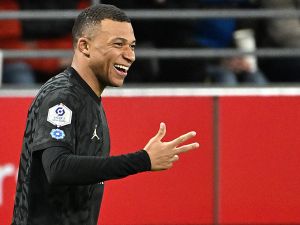 Paris Saint-Germain's French forward #07 Kylian Mbappe celebrates after scoring his third goal during the French L1 football match between Stade de Reims and Paris Saint-Germain (PSG) at Stade Auguste-Delaune in Reims, northern France on November 11, 2023. (Photo by FRANCOIS NASCIMBENI / AFP)