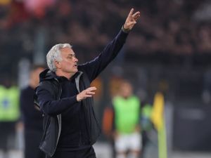 Roma's Portuguese coach Jose Mourinho reactsduring the Italian Serie A football match between AS Roma and Lecce on Nov ember 5, 2023 at the Olympic stadium in Rome. (Photo by Alberto PIZZOLI / AFP)