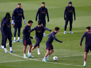 Paris Saint-Germain's players attends a training session at Poissy, west of Paris on November 2, 2023, on the eve of the L1 football match against Montpellier. (Photo by FRANCK FIFE / AFP)