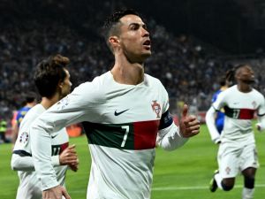 Portugal's forward #07 Cristiano Ronaldo celebrates scoring the team's first goal during the UEFA Euro 2024 Group J qualification football match Bosnia-Herzegovina v Portugal at the 'Bilino Polje' stadium in Zenica, Bosnia-Herzegovina on October 16, 2023. (Photo by Elvis BARUKCIC / AFP)