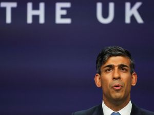 ندد رئيس الوزراء البريطاني ريشي سوناك الجمعة، بتظاهرة مزمعة في وسط لندن تاييدا للفلسطينيين، ووصفها بانها استفزازية وتنم عن قلة احترام.