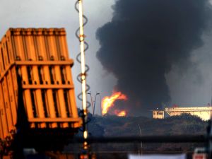 استشهد 10 فلسطينيين على الأقل إثر قصف طائرات الاحتلال منزلا في شارع البيئة بدير البلح وسط قطاع غزة.