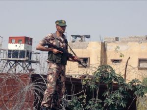 جندي مصري على شريط الحدود