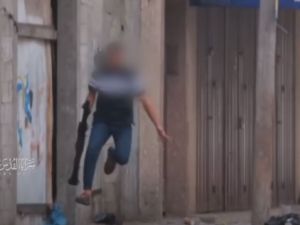 ردة فعل أحد مقاتلي سرايا القدس عقب استهدافه آلية إسرائيلية متوغلة في قطاع غزة