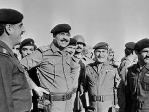 صدام حسين على خطوط الجبهة مع ايران 