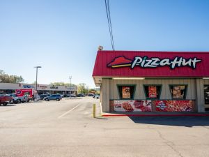 Pizza Hut’s delivery driver layoffs sparked outrage over minimum wage hike. (Brandon Bell/ AFP)