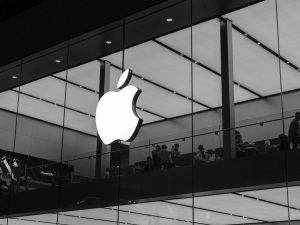 Apple negotiates content licensing deals for AI training
