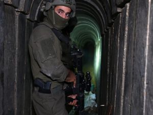 جندي من قوات الاحتلال داخل نفق في قطاع غزة