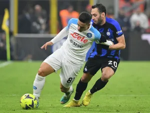 Napoli's Italian forward Giacomo Raspadori (L) fights for the ball with Inter Milan's Turkish midfielder Hakan Calhanoglu during the Italian Serie A football match between Inter Milan and Napoli at Giuseppe Meazza stadium in Milan, on January 4, 2023 (Photo by Isabella BONOTTO / AFP)