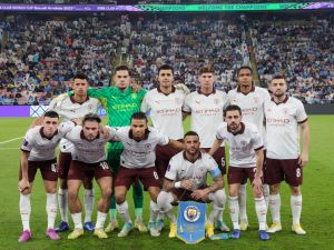 Manchester City players pose for a photo before the start of the FIFA Club World Cup football semi-final match between England's Manchester City and Japan's Urawa Red Diamonds at King Abdullah Sports City in Jeddah on December 19, 2023. (Photo by Giuseppe CACACE / AFP)