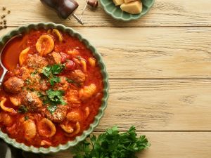 شوربة كرات اللحم بالمعكرونة الصغيرة اللذيذة