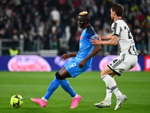 Napoli's Nigerian forward Victor Osimhen (L) is challenged by Juventus' Italian defender Daniele Rugani during the Italian Serie A football match between Juventus and Napoli on April 23, 2023 at the Juventus stadium in Turin. (Photo by Isabella BONOTTO / AFP)