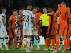 Inter Milan's Dutch defender #02 Denzel Dumfries talks with English referee Michael Oliver during the UEFA Champions League 1st round day 1 group D football match between Real Sociedad and Inter Milan at the Reale Arena stadium in San Sebastian on September 20, 2023. (Photo by CESAR MANSO / AFP)