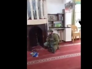 جنود اسرائيليون داخل مسجد في جنين