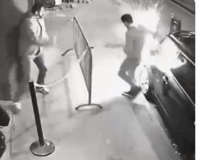 النشطاء اكدو ان الحادث الغريب ادى الى اشتعال النار في ملابس الضحية 