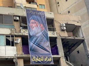 فداءا لنعليك على صورة لنصرالله تغطي مكان استشهاد العاروري  
