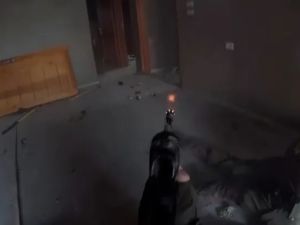 كاميرا جندي إسرائيلي تظهر وقوع قوة عسكرية في كمين محكم للمقاومة - (الجزيرة)