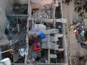 Graphic content / TOPSHOT - People check the house of "Ayman Nofal, or "Abu Ahmad", a member of the Hamas general military council and commander of the central command in Al-Qassam Brigades, after him and members of his family were killed the previous day during Israeli bombardment, on January 10, 2024 in Rafah in the southern Gaza Strip. (Photo by AFP) Climate