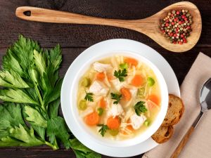 4 خيارات لإعداد شوربة دجاج صحية لعلاج نزلات البرد