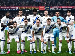 Inter Milan players line up prior to the Italian Serie A football match between Genoa and Inter Milan at Luigi Ferraris stadium in Genoa, on December 29, 2023 (Photo by Piero CRUCIATTI / AFP)
