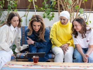 الأناقة الكاجوال الراقية تتمثل في إطلالات الملكة رانيا والأميرات فإليكي تفاصيل إطلالاتهن