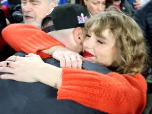  Taylor Swift greets Super Bowl-bound Travis Kelce with a kiss after Chiefs win the AFC title game. (X)