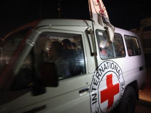 سيارة للصليب الأحمر تقل محتجزين لدى كتائب القسام وهم يغادرون غزة