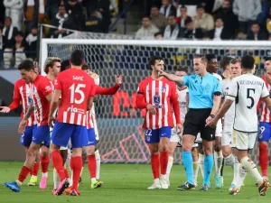 Spanish referee Javier Alberola calms players after an own goal during the Spanish Super Cup semi-final football match between Real Madrid and Atletico Madrid at the Al-Awwal Park Stadium in Riyadh, on January 10, 2024. (Photo by Fayez NURELDINE / AFP)