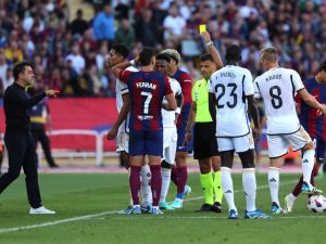 Barcelona's Spanish coach Xavi (L) reacts to the presentation of a yellow card by Spanish referee Gil Manzano to Barcelona's Spanish forward #07 Ferran Torres for fouling Real Madrid's Brazilian forward #07 Vinicius Junior (4L) during the Spanish league football match between FC Barcelona and Real Madrid CF at the Estadi Olimpic Lluis Companys in Barcelona on October 28, 2023. (Photo by LLUIS GENE / AFP)