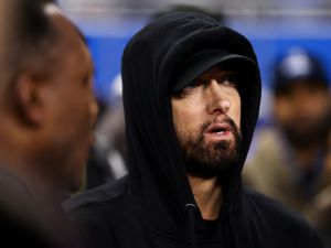 Eminem’s epic reaction to Lions’ loss:  Eminem gives 49ers fans a two-finger salute after Lions’ lose 2024 Super Bowl game. (Kevin Sabitus/Getty Images)