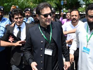 عمران خان بين أنصاره