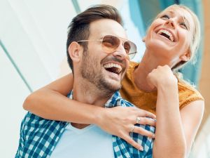 ما مدى أهمية الضحك لبناء علاقة صحية؟
