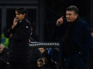 Inter Milan's Italian coach Simone Inzaghi (L) and Napoli's Italian head coach Walter Mazzari gesture during the Italian Serie A football match between Napoli and Inter Milan on December 03, 2023 at the Diego Armando Maradona stadium in Naples. (Photo by Filippo MONTEFORTE / AFP)
