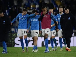 Napoli's players leave the pitch after beeing defeated 0-3 at the end of the Italian Serie A football match between Napoli and Inter Milan on December 03, 2023 at the Diego Armando Maradona stadium in Naples. (Photo by Filippo MONTEFORTE / AFP)