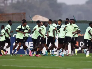 Senegal's national team players take part in a training session in Yamoussoukro on January 28, 2024, on the eve of the 2024 Africa Cup of Nations (CAN) round of 16 football match between Senegal and Ivory Coast. (Photo by Kenzo TRIBOUILLARD / AFP)