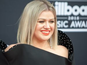Kelly Clarkson was not having a good time in Los Angeles, so she started a new chapter in NYC. (Jamie Lamor Thompson/ Shutterstock)