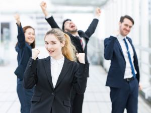 5 أبراج يعتبرون أفضل زملاء العمل