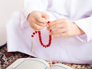 أشغال يدوية رمضانية: خطوات بسيطة لصنع مسبحة جميلة للأطفال